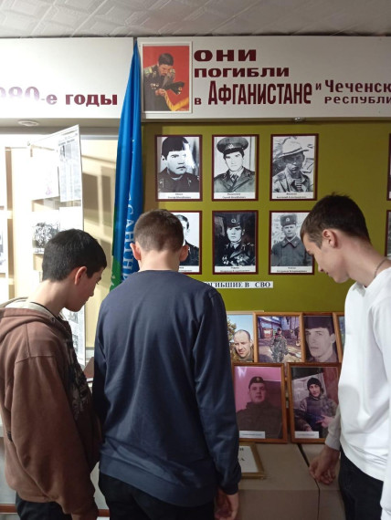 Движение первых.